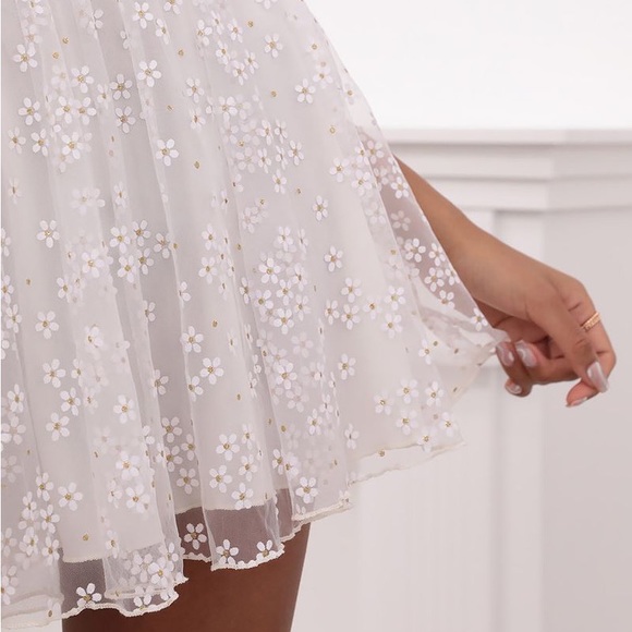 Lulu’s Plunge A-Line Dress in White Daisies - Picture 4 of 4